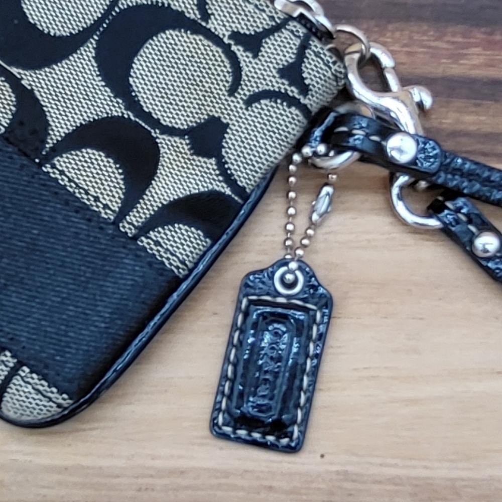 Coach Black Signature Logo Wristlet, EUC, Looks Brand New 6x4 - Picture 5 of 5